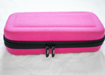 Petit coup d’œil sur la Pochette de transport rigide Rose de Nacon