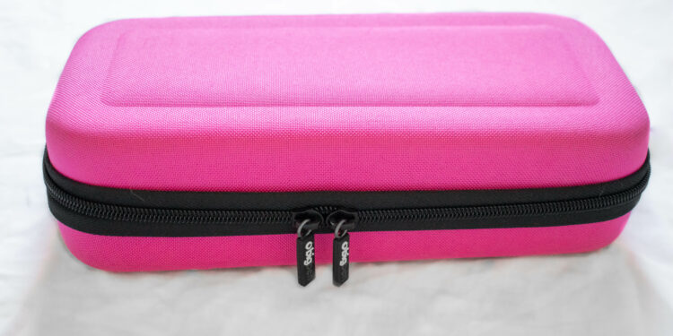 Petit coup d’œil sur la Pochette de transport rigide Rose de Nacon