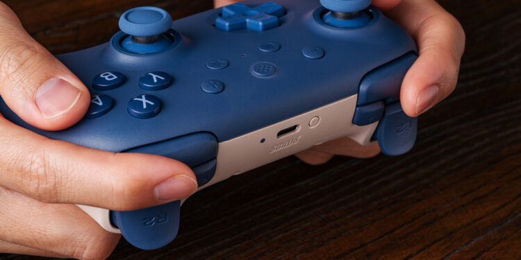 Le 8BitDo Ultimate 2C Bluetooth Controller débarque en Europe